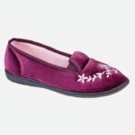 Exclusive to the Shoetree Comfort Collection. Dorothy is a ladies comfortable twin gusset slipper with flower design. (Please be aware that this item’s packaging may be a box or bag dependent upon the manufacturer)