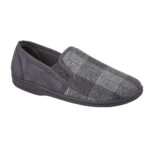 GEOFF is an immaculate twin gusset gent’s slipper. The check front is cotton and around the back is luxurious velour. GEOFF comes in 2 fabulous colours. Navy and grey and is the ideal traditional slipper for the ideal traditional man.