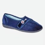 Exclusive to the Shoetree Comfort Collection. Ida is a ladies comfortable touch and close strap velour slipper with flower detail. (Please be aware that this item’s packaging may be a box or bag dependent upon the manufacturer)